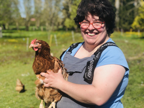 Lucie, 30 ans travaille à l'atelier élevage de l'ESAT de la Ferme Les Glycines.